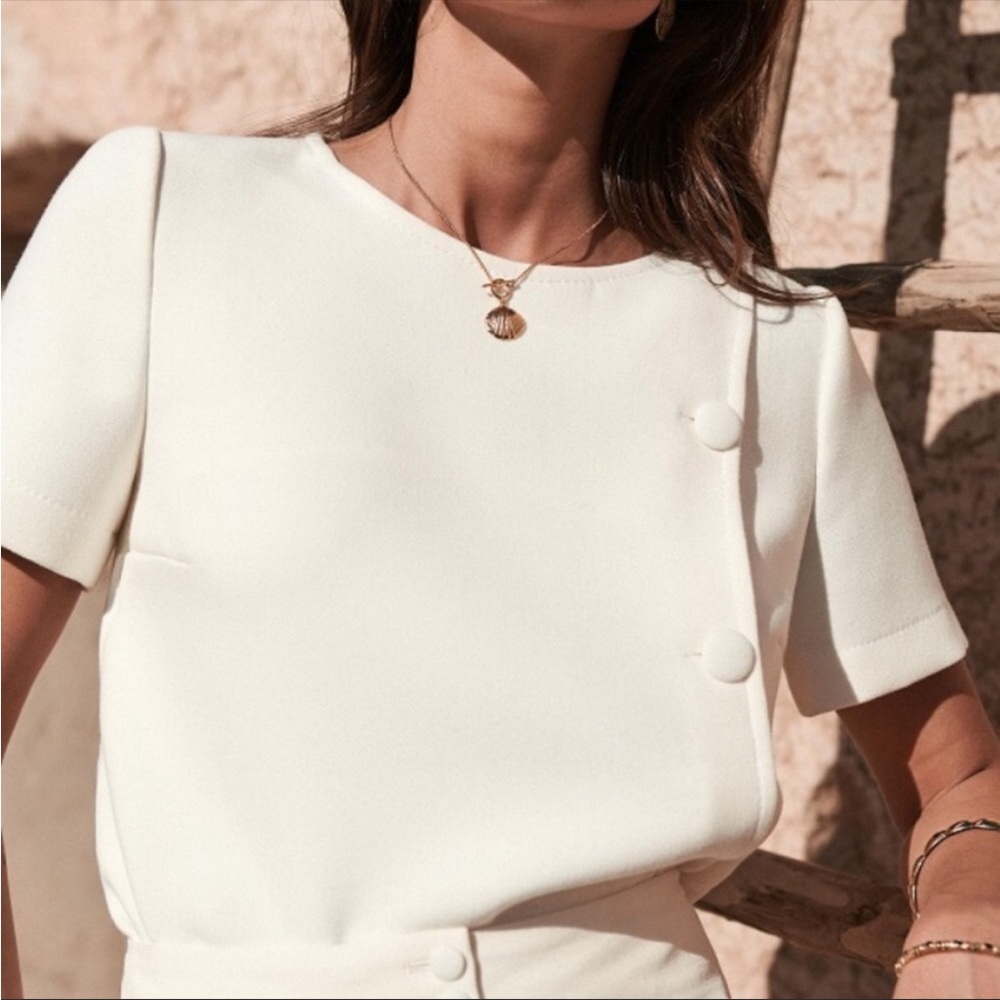 Sezane short-sleeve blouse with round neck and button line. In good condition.